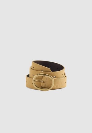 Cintura in suede color tan della Levi's avvolta con una grande fibbia ovale dorata incisa con il logo Levi's su uno sfondo grigio chiaro uniforme.
