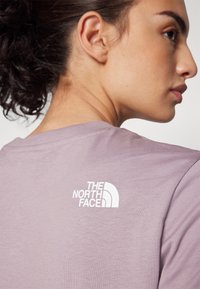 The North Face SIMPLE DOME CROPPED SLIM TEE - T-shirts med print - purple chalk