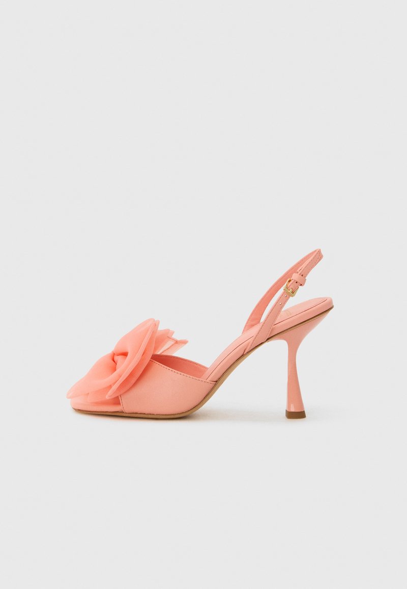 Rosa slingback høyhælte sko med en stor volangblomstdetalj på tåen. Har en slank hæl og en glatt tekstiloverdel.
