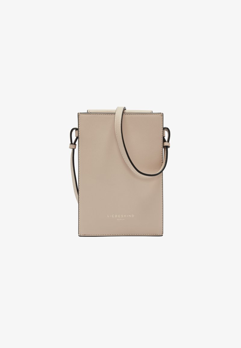 Sac en cuir beige à bandoulière de forme rectangulaire, avec une poignée supérieure, une sangle ajustable et un logo doré embossé sur le devant.