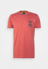 Camiseta de algodón roja, de cuello redondo, de manga corta, con un diseño impreso en negro en el lado izquierdo del pecho que incluye texto y un motivo de cebra.