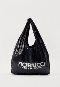 Schwarze, glänzende Einkaufstasche mit abgerundetem oberen Teil und zwei Schulterriemen. Mit weißem Drucktext: "FIORUCCI CASH & CARRY." Weiches, flexibles Material.