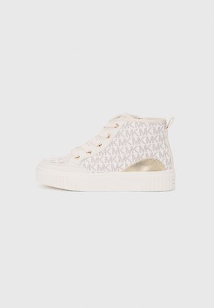 Zapatillas altas hechas de una tela ligera con un sutil patrón de MK, con acentos dorados en el talón y una suela blanca texturizada.