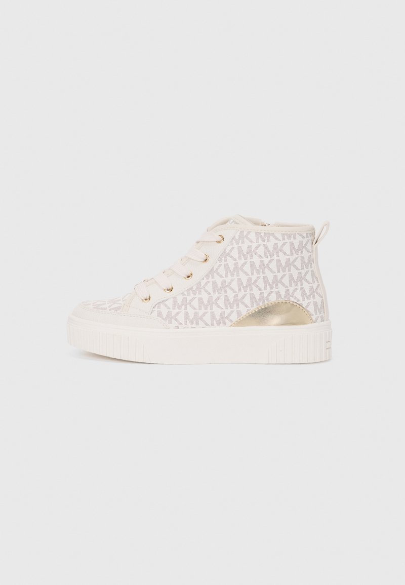 Baskets montantes en tissu léger avec un motif MK subtil, des accents dorés sur le talon et une semelle texturée blanche.