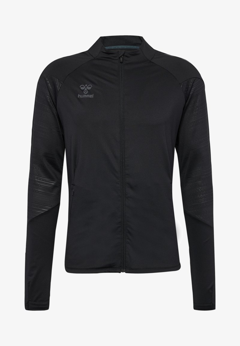 Svart sportjacka med dragkedja framtill, långa ärmar och texturerade partier på axlarna. Har en logga på bröstet samt en atletisk passform.