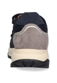 Baskets bleu marine avec une tige en mesh texturé, un talon en suède gris contrastant et une semelle légère et rembourrée avec des motifs de traction noirs.