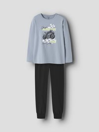 Ανοιχτό μπλε μακρυμάνικο τοπ με γραφικό μοτοσικλέτας και μαύρο παντελόνι, σχεδιασμένο ως παιδική καθημερινή ενδυμασία.