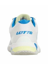 Chaussure de sport blanche avec des accents bleus, tige en tissu, talon texturé et semelle jaune. Affiche le logo "LOTTO" en bleu à l'arrière.