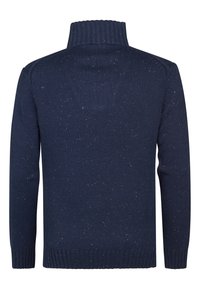 Marineblauwe gebreide trui met een hoge kraag, ribbels aan de mouwen en onderkant, en een textuurpatroon met spikkels in een lichtere kleur.