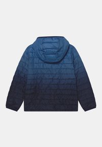 Veste matelassée navy avec un design en dégradé. Capuche, avec texture matelassée et poignets élastiques. Fini lisse, matériau léger.