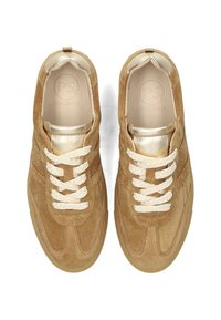 Zapatillas de ante de color marrón con acentos dorados metálicos, cordones crema y detalles texturizados. Punta redonda y diseño de perfil bajo.