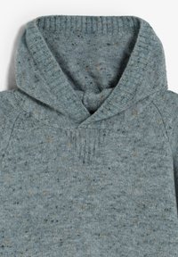 Suéter de punto azul grisáceo jaspeado con cuello tipo chal acanalado y sutiles motas naranjas y azul oscuro en todo el tejido.