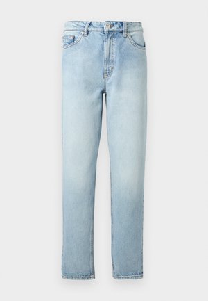 Jeans azzurri chiaro a gamba dritta con tasche frontali, passanti per cintura e chiusura con bottone. Leggeri dettagli scoloriti su cosce e ginocchia.