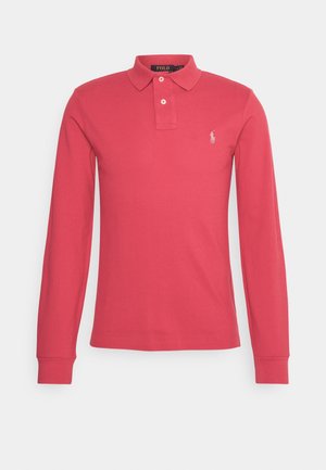 Herren-Polohemd mit langen Ärmeln in Pink, zwei Knöpfen am Ausschnitt und kleinem weißen, gesticktem Logo auf der linken Brust.