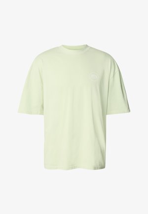 T-shirt in cotone verde chiaro con vestibilità ampia, scollo rotondo e maniche corte. Presenta un piccolo logo bianco sul lato superiore sinistro.