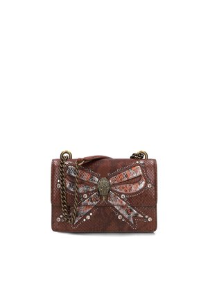Sac à main en cuir marron texturé avec un nœud décoratif à imprimé serpent, des clous métalliques et une bandoulière chaîne bronze.
