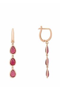 Orecchini in oro rosa con tre gemme rosse a forma di goccia, sfaccettate. Il design presenta un cerchio con cerniera e elementi pendenti per un movimento dinamico.
