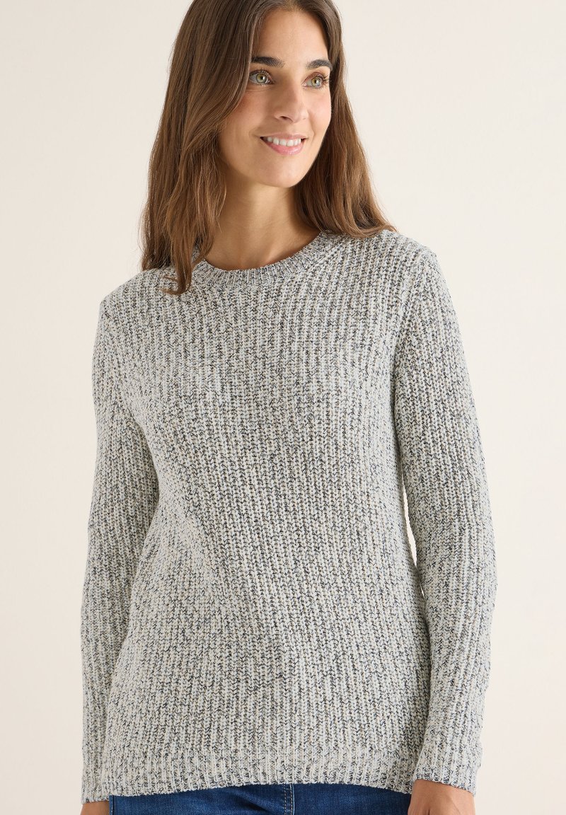 Pull en tricot gris avec une texture côtelée, un col rond et des manches longues. Le matériau présente un mélange de teintes claires et foncées.