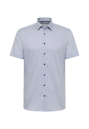 Camicia a maniche corte color azzurro chiaro con motivo geometrico piccolo blu scuro e colletto classico, esposta su sfondo bianco.