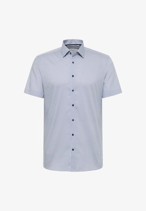 Camicia a maniche corte color azzurro chiaro con motivo geometrico piccolo blu scuro e colletto classico, esposta su sfondo bianco.