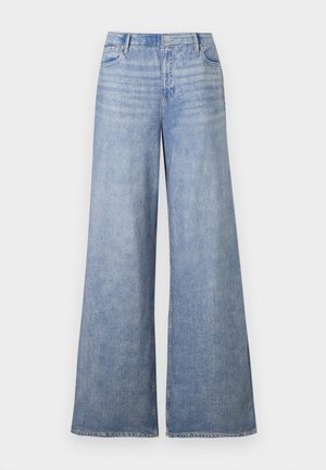 Jean large en denim bleu clair avec taille haute, bouton avant et design cinq poches, présenté sur un fond uni.