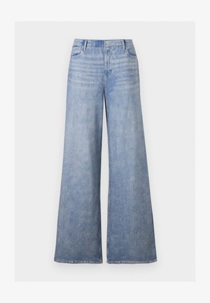 Jean large en denim bleu clair avec taille haute, bouton avant et design cinq poches, présenté sur un fond uni.