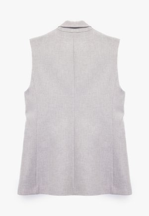 Harmaa hihaton liivi, jossa on teksturoitu kangas. Siinä on lovellinen kaulus ja siistit linjat, suora leikkaus ja takasauman yksityiskohta.