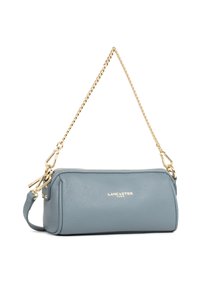 Kleine rechthoekige blauwe leren handtas met gouden kettingriem en het "Lancaster Paris" logo in goud.