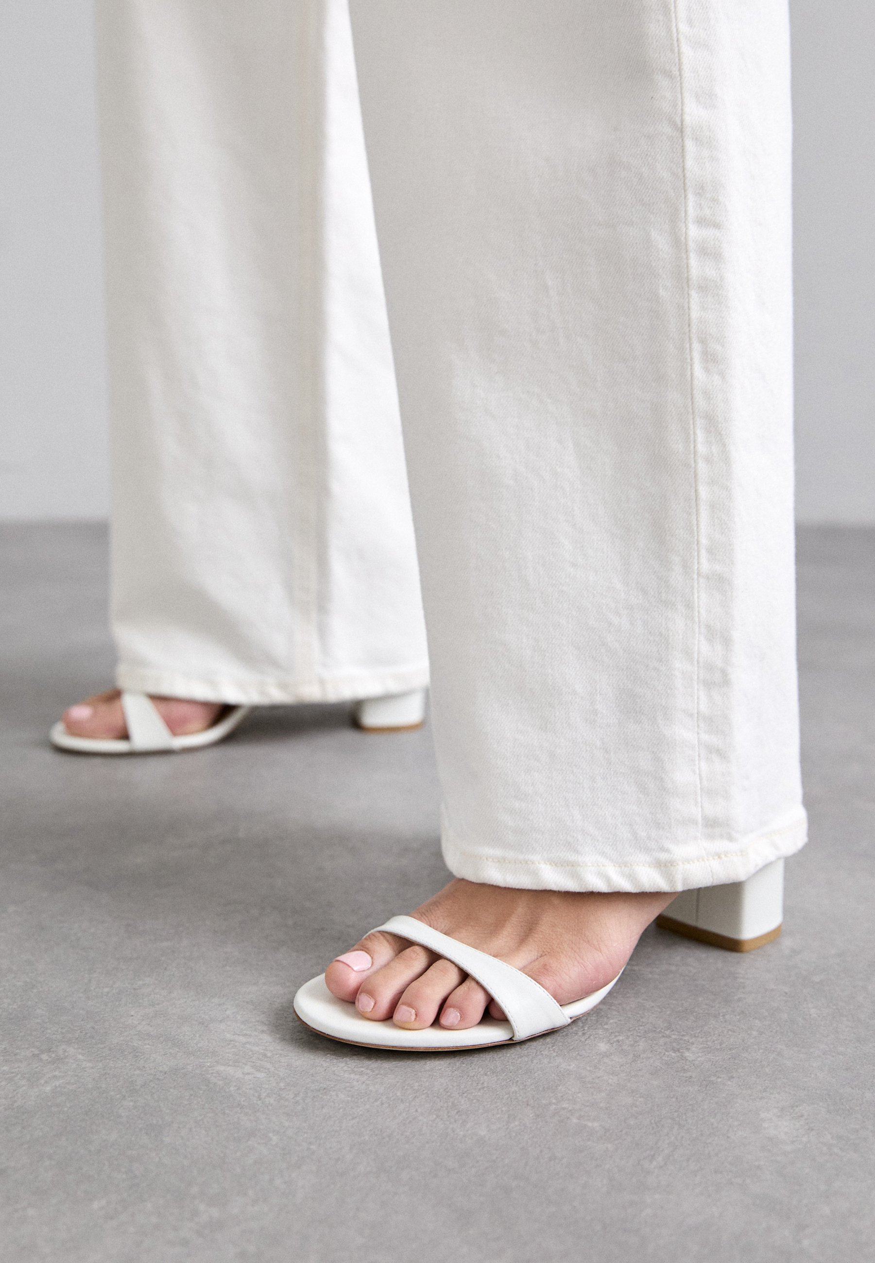 サンダル・ミュール STUART WEITZMAN Women Sandals NUDISTARC 75 BLOCK SANDALPaten Stuart Weitzman Nudist 75 block sandals for Women - Black in