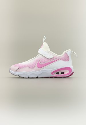 Λευκό και ροζ αθλητικό παπούτσι Nike με ρυθμιζόμενο λουράκι, ορατό αερόσακο στη σόλα και θηλιές έλξης στη γλώσσα και τη φτέρνα.