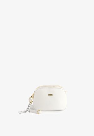 Malá bílá kabelka přes rameno se zlatým zipem, nastavitelným popruhem, ozdobou v podobě střapce a malým zlatým logem značky vpředu.