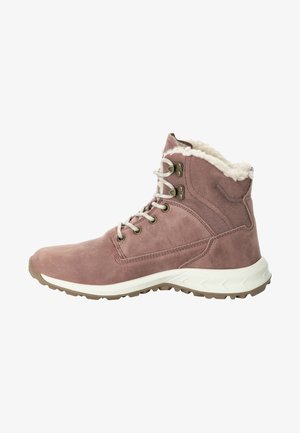 Botte à la cheville en suede rose avec doublure en fausse fourrure blanche, œillets argentés et lacets gris. Dispose d'une semelle extérieure en caoutchouc texturé pour une meilleure adhérence.