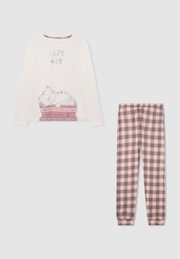 Maglietta a maniche lunghe color crema con un gatto che dorme su dei libri e il testo "Giornata pigra", abbinata a pantaloni da pigiama a quadri rosa e marroni.