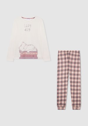Maglietta a maniche lunghe color crema con un gatto che dorme su dei libri e il testo "Giornata pigra", abbinata a pantaloni da pigiama a quadri rosa e marroni.