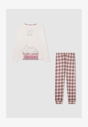 Maglietta a maniche lunghe color crema con un gatto che dorme su dei libri e il testo "Giornata pigra", abbinata a pantaloni da pigiama a quadri rosa e marroni.