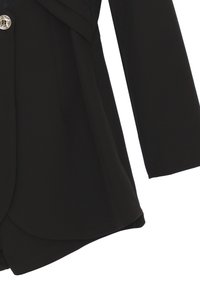 Blazer nero su misura con maniche lunghe, rever strutturato e chiusura con un singolo bottone metallico sul lato sinistro anteriore.