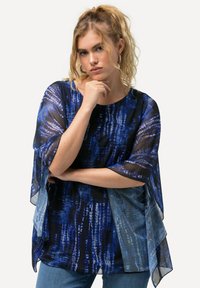 Blusa blu con motivo, dotata di maniche trasparenti, caratterizzata da una combinazione di toni blu scuri e chiari, accompagnata da un fit rilassato e una consistenza fluida.