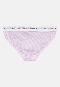 Slippino inferiore a strisce rosa e bianche con una cintura elastica bianca che presenta il logo "Tommy Hilfiger" in accenti neri e rossi.