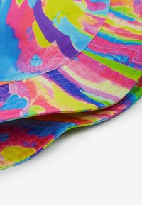 Next Hattu - bright marble