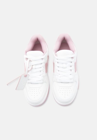 Λευκά αθλητικά παπούτσια με ροζ λεπτομέρειες, με λείο δέρμα, διάτρητη μύτη και επίπεδα κορδόνια. Συνοδεύονται από μια υφασμάτινη ετικέτα προσαρτημένη στα κορδόνια.