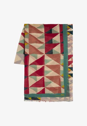 Bufanda con patrón geométrico de triángulos rojos, marrones, verdes y beige, bordeada por una franja verde y con flecos en los bordes.