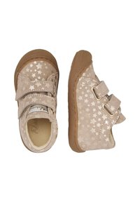 Scarpe per bambini color beige con superficie texturizzata, decorate con motivi di stelle dorate metalliche, dotate di due cinturini in Velcro e suola in gomma.