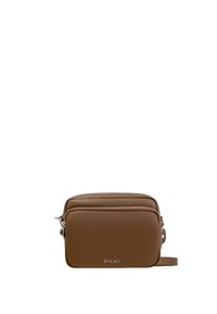Brun læder crossbody taske med en tekstureret overflade, rektangulær form, to lynlåsrum og hardware i sølvfarve.