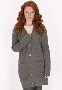 Cardigan grigio a maglia con un motivo a diamante testurizzato, maniche lunghe, due tasche anteriori e cinque bottoni in legno.