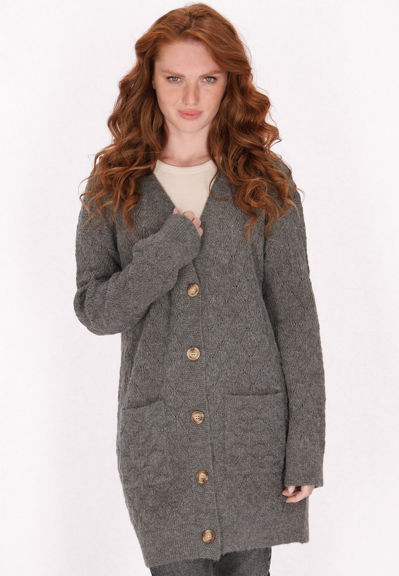 Cardigan grigio a maglia con un motivo a diamante testurizzato, maniche lunghe, due tasche anteriori e cinque bottoni in legno.