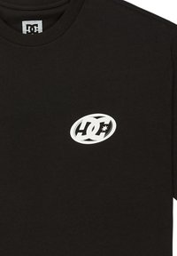 Čierne bavlnené tričko s bielym oválnym logom s nápisom "DC" a hviezdou. Klasický design s okrúhlym výstrihom, krátke rukávy, hladká textura.