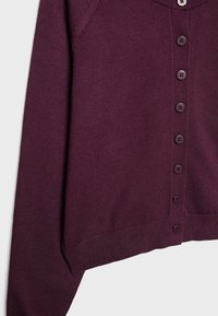 Cardigan a maniche corte in maglina viola scuro, con scollo rotondo e sette bottoni abbinati davanti; orli e polsini a coste.