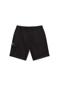 Μαύρα σορτς μέχρι το γόνατο με ελαστική μέση και τσέπη με καπάκι στην αριστερή πλευρά που φέρει μια μικρή ετικέτα.