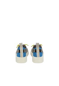Sneakers w panterkowym wzorze oraz niebieskich panelach, z białym paskiem na pięcie, żółtymi akcentami i teksturowaną gumową podeszwą.
