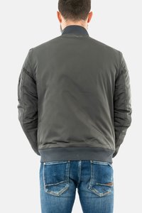 Grijze bomberjack met een geribde kraag en manchetten, met een gladde textuur en zijzakken, gedragen over blauwe denim jeans.